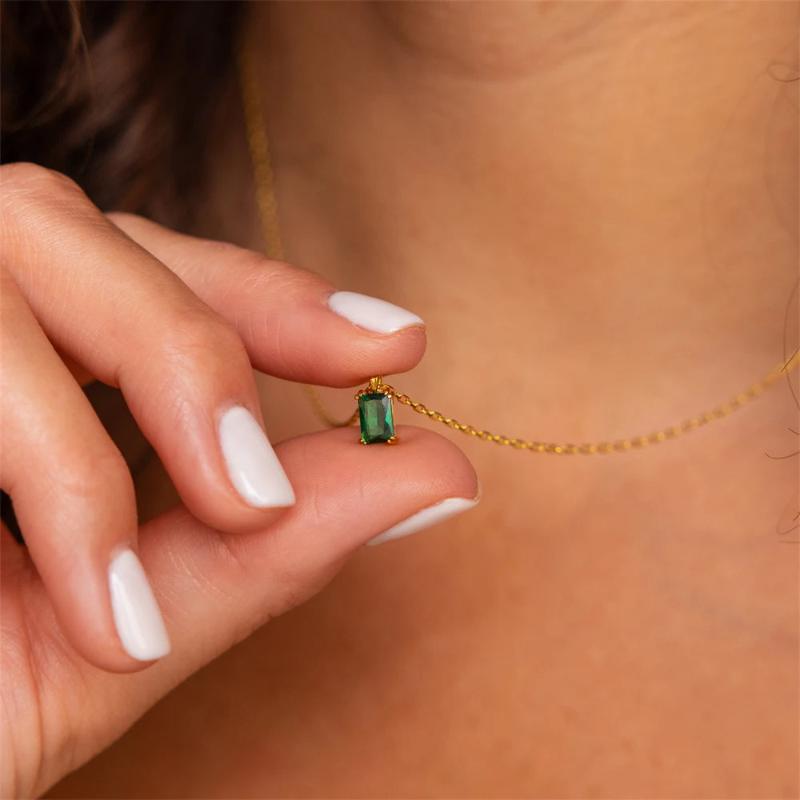 MINIMALIST EMERALD NECKLACE