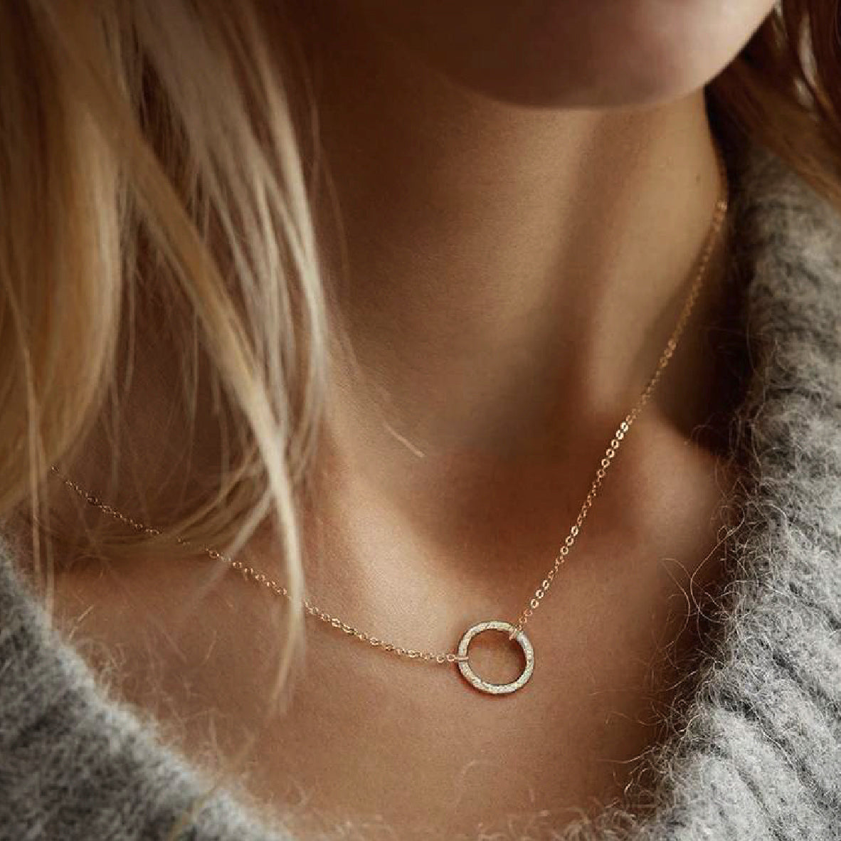 ELEGANT MINIMALIST NECKLACE