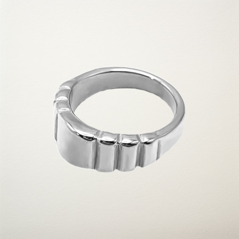 ELEGANT CROISSANT RING