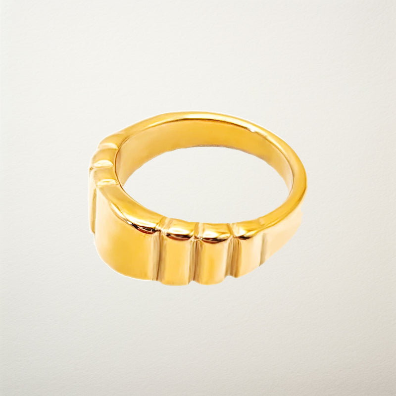 ELEGANT CROISSANT RING