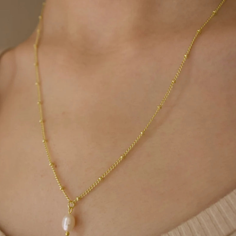 CLASSY PEARL NECKLACE